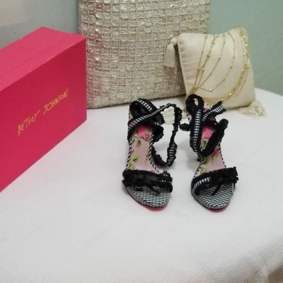 Betsey Johnson shoe - Picture 3 of 3